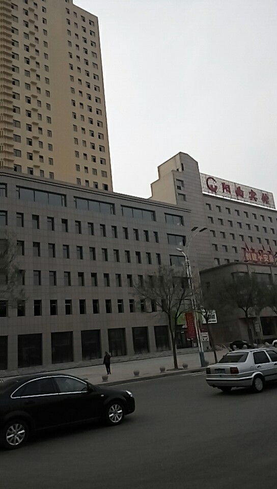 2017年11月9日陽(yáng)曲縣萬(wàn)辰小區(qū)安裝防火門施工作業(yè)圖片