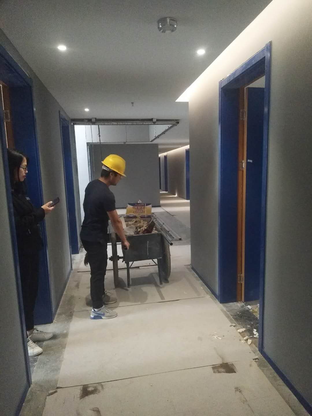 2018年5月6日工師傅們在實施***后一道工序打膠并打掃衛生。