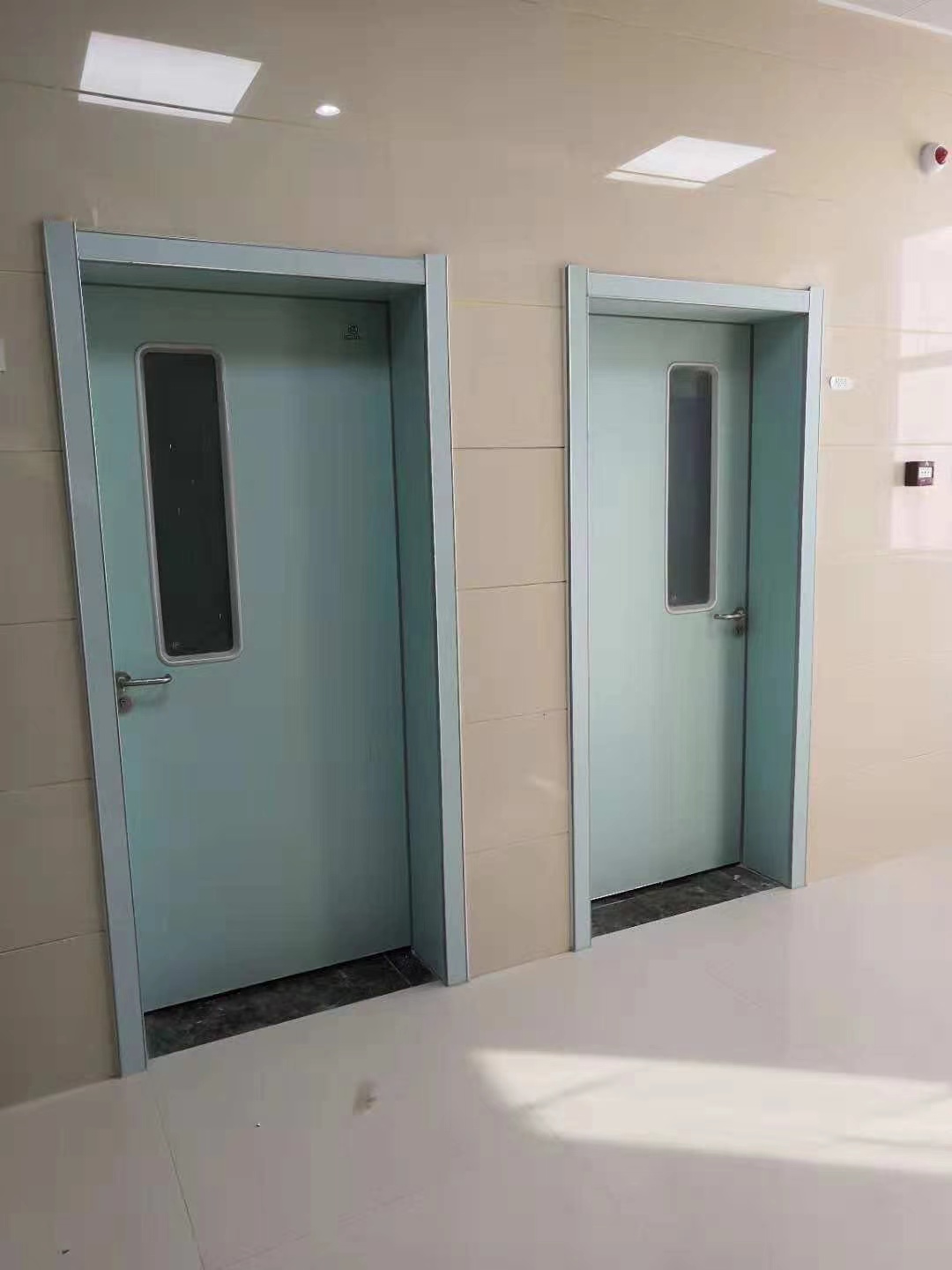 2020醫(yī)院醫(yī)用門安裝現(xiàn)場